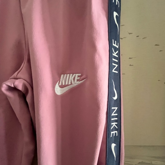 Girls Nike track suit. Size medium - Picture 7 of 8